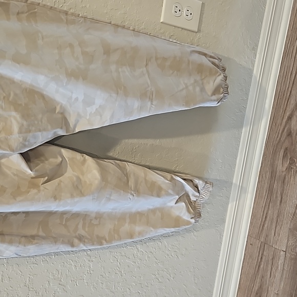 NWT Athleta Brooklyn Camo Joggers size 24 - Picture 8 of 13